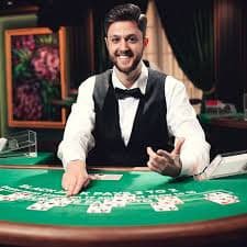 Meja permainan casino live dengan dealer profesional yang tersedia di y5mate